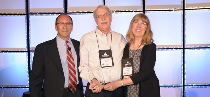 Steve and Nicki Hinch receive an award for highest volume increase percentage from TeamLogic IT COO Frank Picarello.