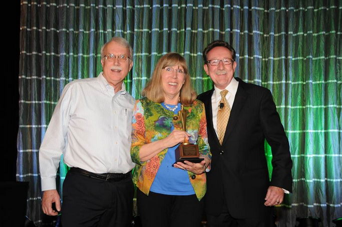 Steve and Nicki Hinch received a TeamLogic IT franchisee of the year award from President Chuck Lennon.